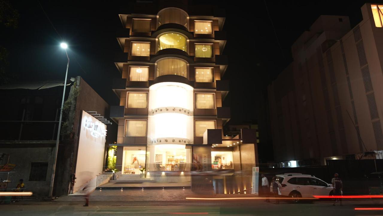 De Glance Hotel Surat Exterior photo