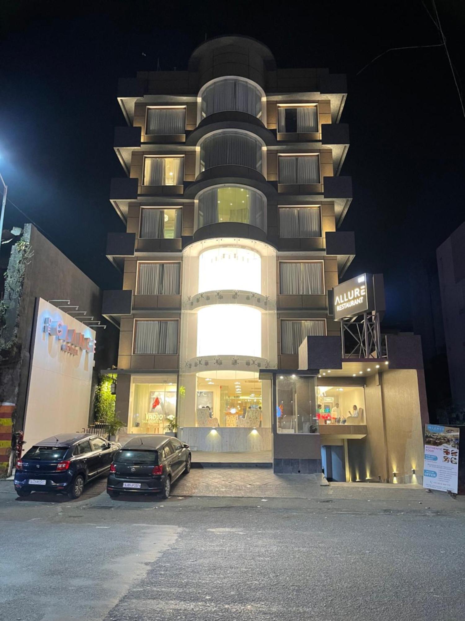 De Glance Hotel Surat Exterior photo